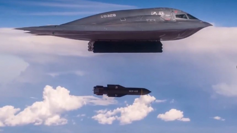 Imagen referencial de un bombardero B-2 y una bomba GBU-57.