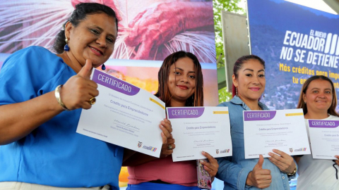 Mujeres reciben los créditos para emprendedores por ser beneficiarias del MIES, en junio de 2025.