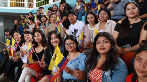 Jóvenes participan en el evento de entrega de becas de Apoyo Económico, en Manta, el 11 de junio de 2025.