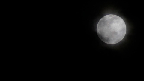 Superluna del Cazador fotografiada desde el valle de Tumbaco, en el nororiente de Quito, este 6 de octubre de 2025.