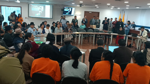 Manifestantes de comunidades indígenas de Otavalo, por la quema de un cuartel de la Policía, presentes en una audiencia en el Complejo Judicial Norte de Quito, el 21 de octubre de 2025
