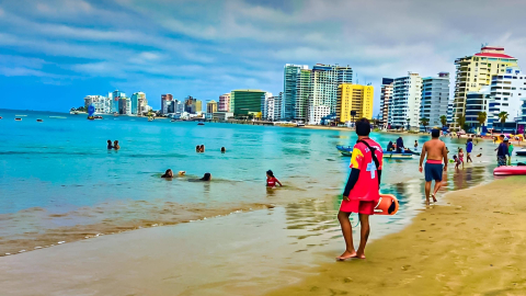 Imagen referencial de un salvavidas en la playa San Lorenzo, principal balneario de Salinas, en la provincia de Santa Elena. Los visitantes de la playa registran picaduras las últimas semanas, desde finales de julio de 2026.