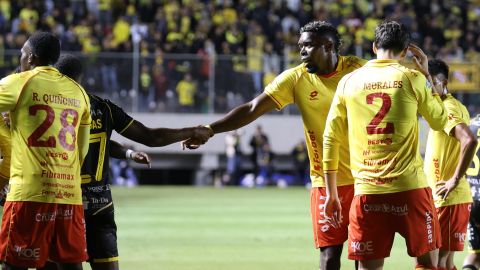 Michael Carcelén, de Aucas, saluda con un jugador de Barcelona SC, el 6 de septiembre de 2026.