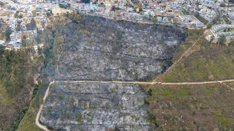 Incendio forestal en el sector de Mastodontes, en el norte de Quito, este 8 de septiembre de 2026.