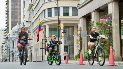 Pie de fotoImagen referencial mujeres niños recorren en bicicleta el centro de Guayaquil, el 6 de septiembre de 2026, en medio de alerta por altas temperaturas.