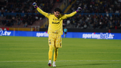 El arquero Agustín Rossi festeja en el partido de Flamengo ante Independiente del Valle por la Copa Libertadores, el 10 de septiembre de 2026.