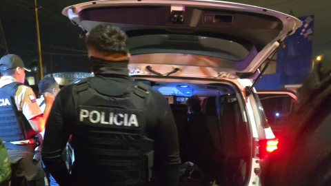 Policías interceptan a un carro tras una persecusión en Nueva Prosperina, Guayaquil, el 10 de septiembre de 2026.