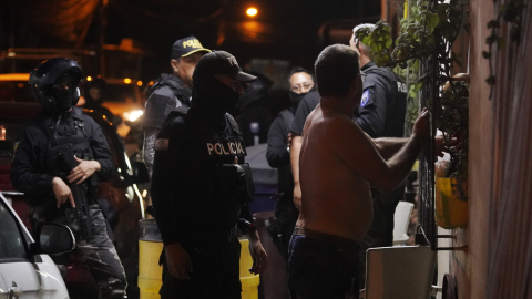 Policia y Fuerzas Armadas ejecutan recorridos por Guayaquil el 16 de marzo de 2026 por el inicio del toque de queda.