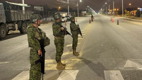 Militares realizan controles en Santa Rosa, El Oro, el 5 de mayo de 2026, durante el toque de queda.