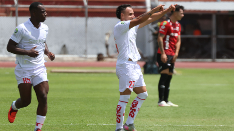 Bagner Delgado, de Técnico Universitario, festeja un gol ante Leones, en Ibarra, el 13 de septiembre de 2026.
