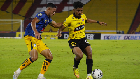 Jonathan Perlaza, de Barcelona SC, traslada el balón ante un jugador de Delfín, el 13 de septiembre de 2026.