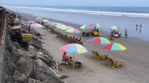 Imagen referencial del malecón y playa principal de Montañita, comuna turística de Santa Elena, 23 de mayo de 2023.