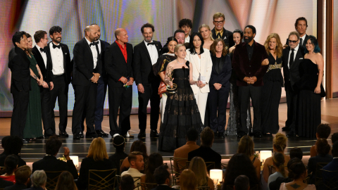 La guionista estadounidense Katie Dippold y miembros del elenco reciben el premio Emmy a la Mejor Serie de Comedia por 'Widow's Bay', el 14 de septiembre de 2026.