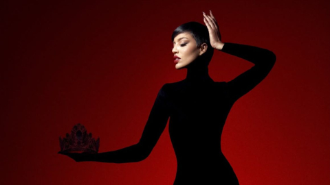Shyare Andrade posando con su corona tras ser elegida como Miss Grand Ecuador, 27 de agosto de 2026.
