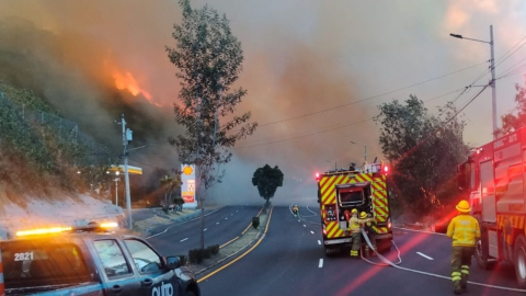 El Cuerpo de Bomberos acude este 16 de septiembre de 2026 a La Vicentina, en el centro de Quito, ante la presencia de un nuevo incendio forestal.
