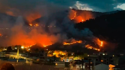 Imagen del incendio forestal en el cerro Casitagua, el 17 de septiembre de 2026.