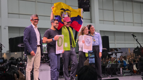 Representantes de Fankor recibiendo el premio a segunda mejor cafetería de Sudamérica.