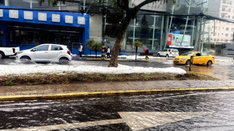 Calles anegadas en la avenida Orellana y Diego de Almagro, en el norte de Quito, este 7 de octubre de 2026.