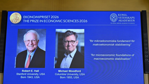 Foto de los ganadores del Premio Nobel de Econonía 2026, Robert E. Hall y Michael Woodford, en la Real Academia Sueca de Ciencias en Estocolmo, Suecia, el 12 de octubre de 2026.