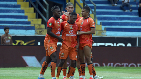 Jugadores de Libertad FC celebran el gol en el partido frente a Leones FC, por la Fecha 2 del cuadrangular de LigaPro, el 9 de octubre de 2026.