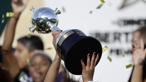 Un jugadora de Corinthians levanta el trofeo al ganar en la final de la Copa Libertadores Femenina ante Deportivo Cali en el estadio Florencio Sola en Banfield, el 18 de octubre de 2025.