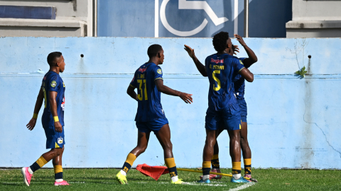 Jugadores de Delfín SC celebran el gol en el partido contra Mushuc Runa, por la Fecha 2 del hexagonal del descenso de la LigaPro, el 9 de octubre de 2026.