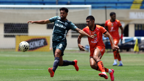 Jugadores de Leones FC y Libertad FC disputan el control del balón, en el partido por la Fecha 2 del hexagonal del descenso de la LigaPro, el 9 de octubre de 2026.
