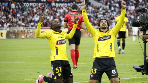 Jefferson Wila y Cristian Báez, jugadores de Barcelona SC celebran el gol en el partido frente a Liga de Quito, por la Fecha 2 del primer hexagonal de la LigaPro, el 11 de octubre de 2026.