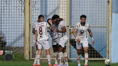 Jugadores de Mushuc Runa celebran el gol en el partido frente a Delfín SC, por la Fecha 2 del hexagonal del descenso de LigaPro, el 9 de octubre de 2026.