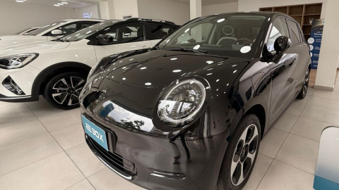 Imagen de referencia de un carro eléctrico en una agencia de venta de autos en Quito, 7 de octubre de 2026.