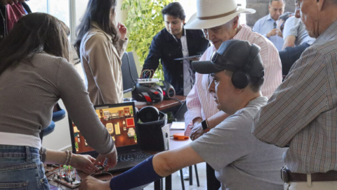 Una persona con discapacidad auditiva prueba una simulación con un dispositivo de vibración desarrollado por un equipo de la Universidad Indoamérica en Quito, en agosto de 2026.