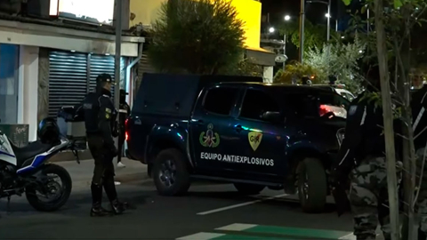 Personal del Grupo de Intervención y Rescate (GIR) de la Policía Nacional durante un operativo en La Mariscal, en el norte de Quito, el 15 de octubre de 2026.