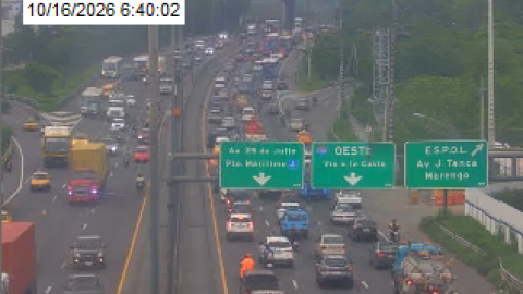 Fuerte congestión vehicular en vía Perimetral de Guayaquil el 16 de octubre de 2026 tras un accidente de tránsito.