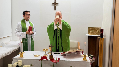 Momentos en que el papa León XIV oficia una misa en un espacio adecuado en el hospital de Roma, tras su operación, el 16 de octubre de 2026.