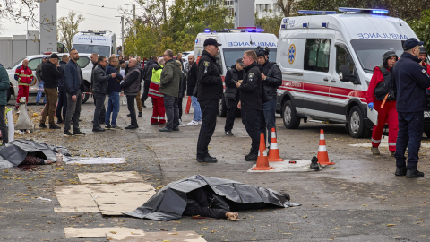 Los cuerpos cubiertos de las víctimas en la calle tras un ataque ruso contra una zona residencial de Járkov, 16 de octubre de 2026.