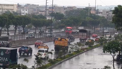 Calzada mojada en la vía Perimetral de Guayaquil, el 14 de octubre de 2026.