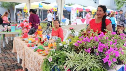 Mujeres ofrecen sus productos en una feria de emprendimiento en Milagro, mayo 2023. Imagen referencial.