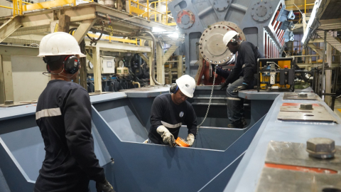Trabajos de mantenimiento en la central térmica Jaramijó, ubicada en Manabí, que utiliza diésel como combustible complementario para sus motores. Foto del 1 de octubre de 2026, referencial.