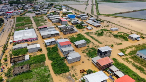 Inundaciones en la cabecera cantonal de Balao (Guayas) por el desbordamiento del río, el 12 de octubre de 2026, en uno de los cantones más golpeados hasta ahora por lluvias asociadas a El Niño.