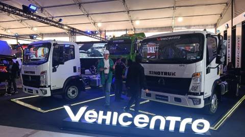 Camiones Sinotruk en el stand de Vehicentro