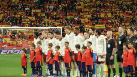 Aficionados españoles sostienen banderas antes del partido amistoso internacional ante Egipto en el RCDE Stadium, el 31 de marzo de 2026.