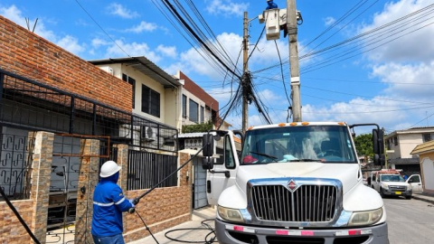 Imagen referencial de un trabajador de CNEL en Guayaquil, 16 de octubre de 2026.
