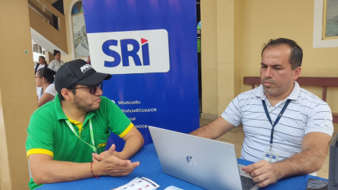Un funcionario del SRI ofrece asesoría a una persona sobre obligaciones tributarias, en el cantón Santa Rosa, provincia de El Oro, el 16 de octubre de 2026.