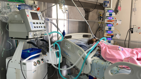 Un paciente con neumonía recibe tratamiento en el Hospital Vicente Corral Moscoso de Cuenca, en una fotografía publicada en marzo de 2026.