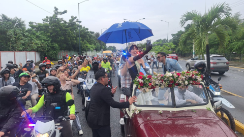 Shyare Andrade es recibida en Portoviejo con una caravana, la tarde del 16 de octubre de 2026.