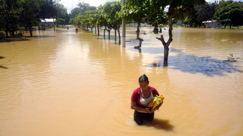 Una mujer camina en medio de una inundación en Balao, cantón de Guayas, el 28 de septiembre de 2026.