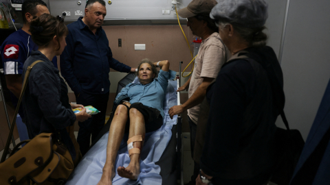 La fotoperiodista Heidi Levine recibe atención médica en Ramala tras ser agredida por colonos israelíes mientras cubría la cosecha de aceitunas en Cisjordania.
