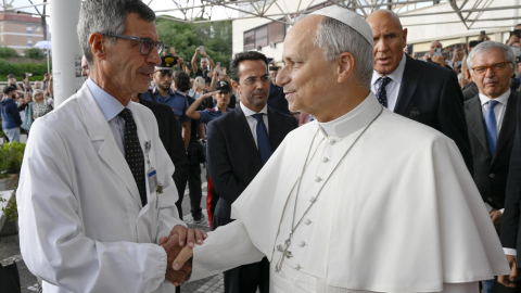 El papa León XIV da la mano a un médico del hospital Policlínico Gemelli, en Roma, tras recibir el alta este 17 de octubre, luego de permanecer cinco días en el centro médico debido a una intervención por un tumor canceroso.