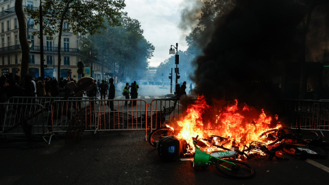 Una barricada callejera arde mientras los manifestantes se enfrentan a la policía durante una protesta en París, Francia, el 17 de octubre de 2026.