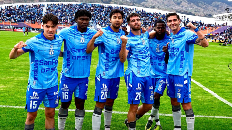 Los jugadores de Macará celebran la anotación de Agustín Campana, en el partido del sábado 17 de octubre de 2026, en el estadio Bellavista.